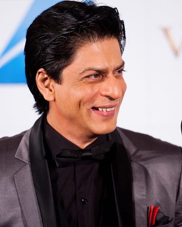 Raees_555's tweet photo. Aap Hamesha Aese Hi Muskuraao Ye Dua Hai Meri😄
Kyunki Aap Sirf Star Nahi Duniya Ho Meri❤
May Allah Always Keep You Happy, Healthy And Blessed 🤗
Keep Smiling :-)
We Love You 💕
@iamsrk
#5MonthsToZero
(@iamsrk )@SRKUniverse @PrinceParwej @Maishaan @JoySRKian_ @FilmyYash https://t.co/SDGCm51AzH