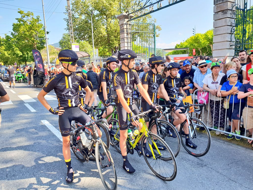 leTourdeFranz's tweet photo. Bonne route aux Cadets Juniors @Continental_fr pour cette 15ème etape ! #TDF2018 https://t.co/VYJCk71g0v