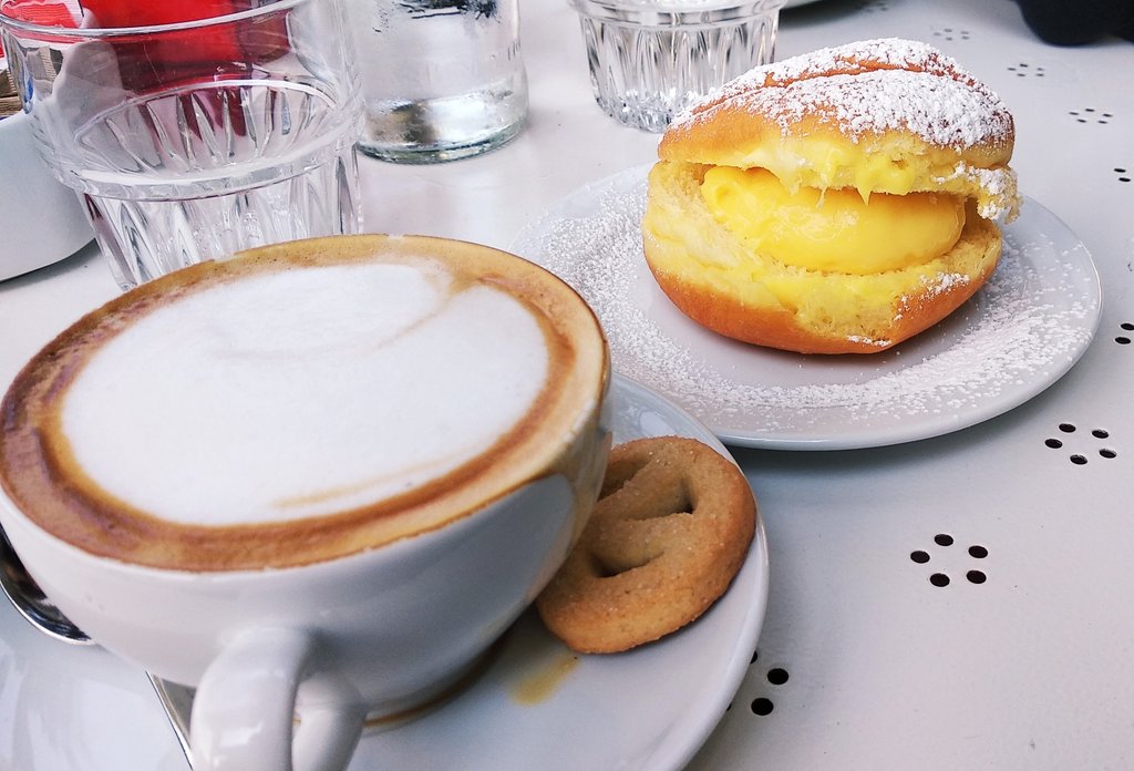 ErMatteo's tweet image. Si può lasciare #Riccione senza un bel #bombolone alla #crema? 😁
