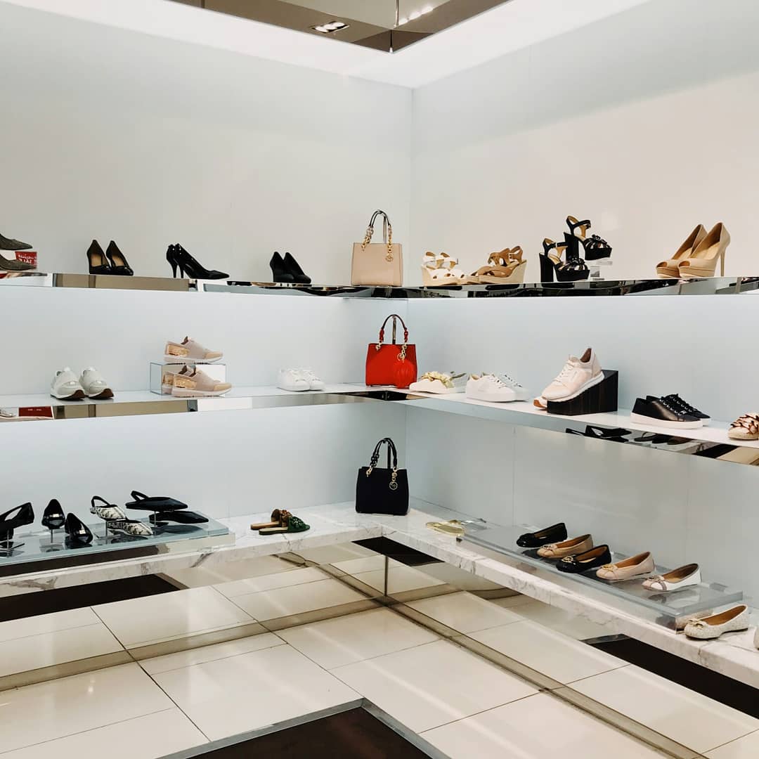 akyasiapp's tweet photo. Shoutout to our new partner store @MichaelKors! Drop your bags in store and we will deliver it to your parking or anywhere within Yas Mall for FREE!
#AKYASI #AkyasiExperience #MichaelKors #partnership #YouShopWeCarryAndDrop #HandsFreeShoppingService #yasmall #uae #ad #abudhabi https://t.co/a0XEo0RL9o
