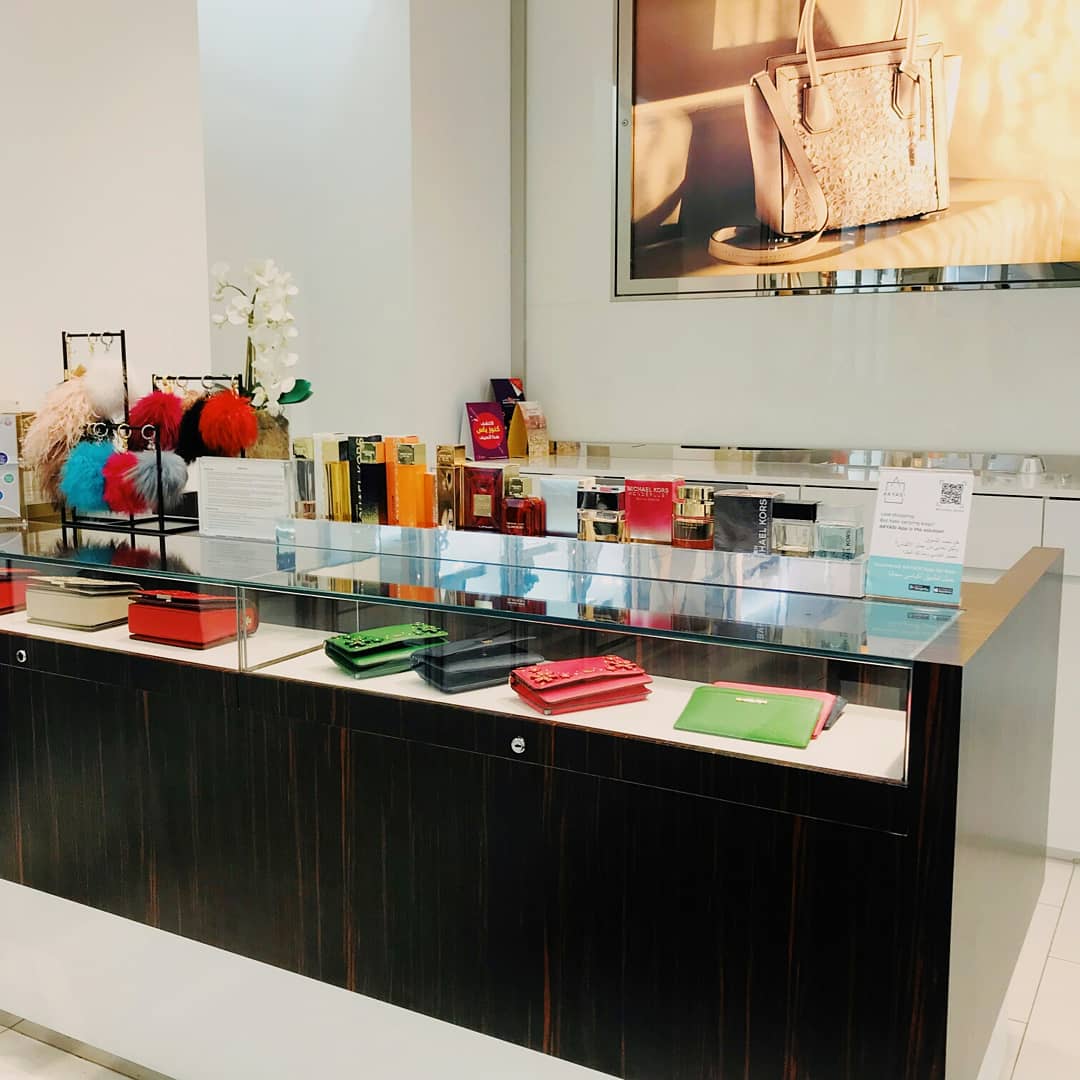 akyasiapp's tweet photo. Shoutout to our new partner store @MichaelKors! Drop your bags in store and we will deliver it to your parking or anywhere within Yas Mall for FREE!
#AKYASI #AkyasiExperience #MichaelKors #partnership #YouShopWeCarryAndDrop #HandsFreeShoppingService #yasmall #uae #ad #abudhabi https://t.co/a0XEo0RL9o