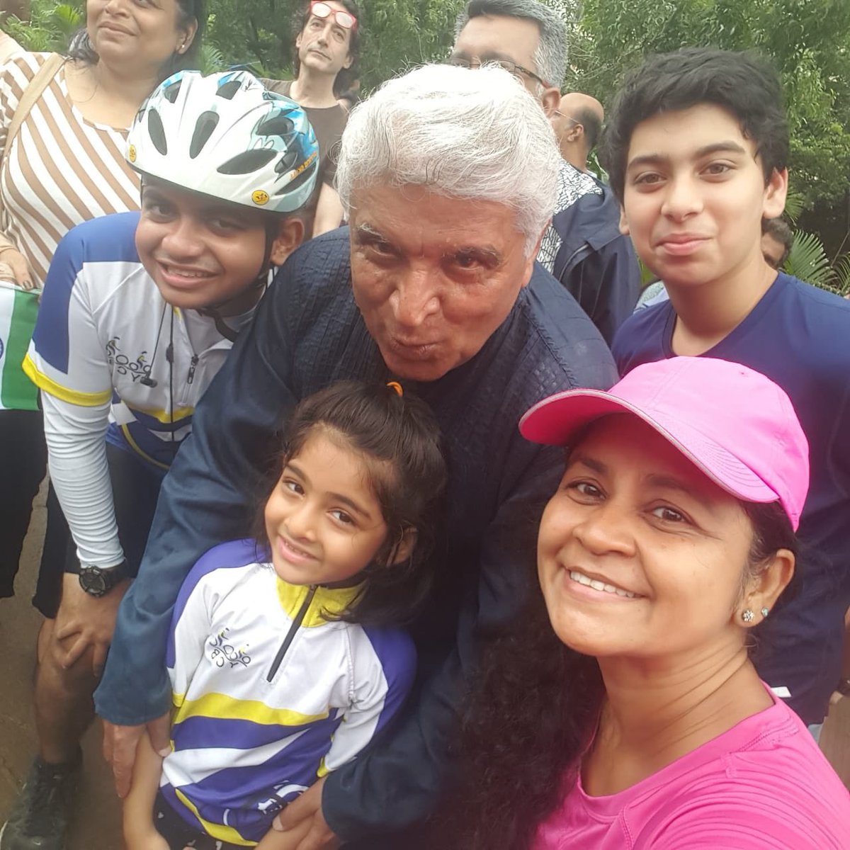 AzmiShabana's tweet photo. Thanku @Javedakhtarjadu for the long awaited cycling track in Juhu from your MPLADS funds. We are waiting for the completion of #Vision Juhu project for which youve given 26 crores. It will create 10 kms of open space and transform Juhu🙏🙏 https://t.co/ZQK6H85aLo