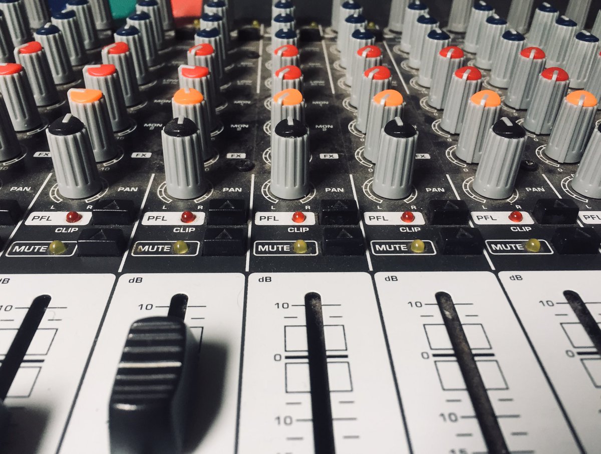 laurahdsimmons's tweet photo. They really shouldn't leave me in charge of all this. #presstheredbutton #whatdoesthisonedo #oooshiny #sounddesk https://t.co/EKx6lpHxo1