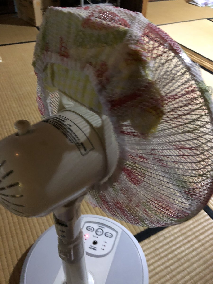さかもと A Twitter エアコン改良版 保冷剤を濡れタオルで巻いて扇風機ネットに挟む 背面 さかもと A Twitter エアコン改良版 保冷剤を濡れタオルで巻いて扇風機ネットに挟む 背面