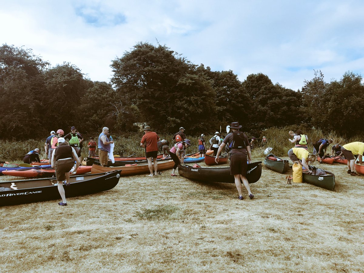 LeamGuideDogs's tweet photo. And they’re off!! All 200+canoeist are now on their way from #leamington to #statford. See you at the finish line #guidedogs #doggypaddle https://t.co/IWjLLIHYR5