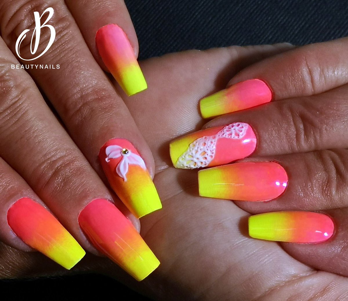 beautynailsFr's tweet photo. 💎 DEGRADÉ FLUO 💎 fantaisie sur vos poses avec les poudres sensation 'FLUO' 
https://t.co/cqPrl24iMn
Couleur de base utilisée pour effectuer le dégradé  Blanc Perfection 🖌️  disponible sur notre site ou un distributeur proche de chez vous https://t.co/tTj7aWw7kX #nailarts https://t.co/0wxK74INp7