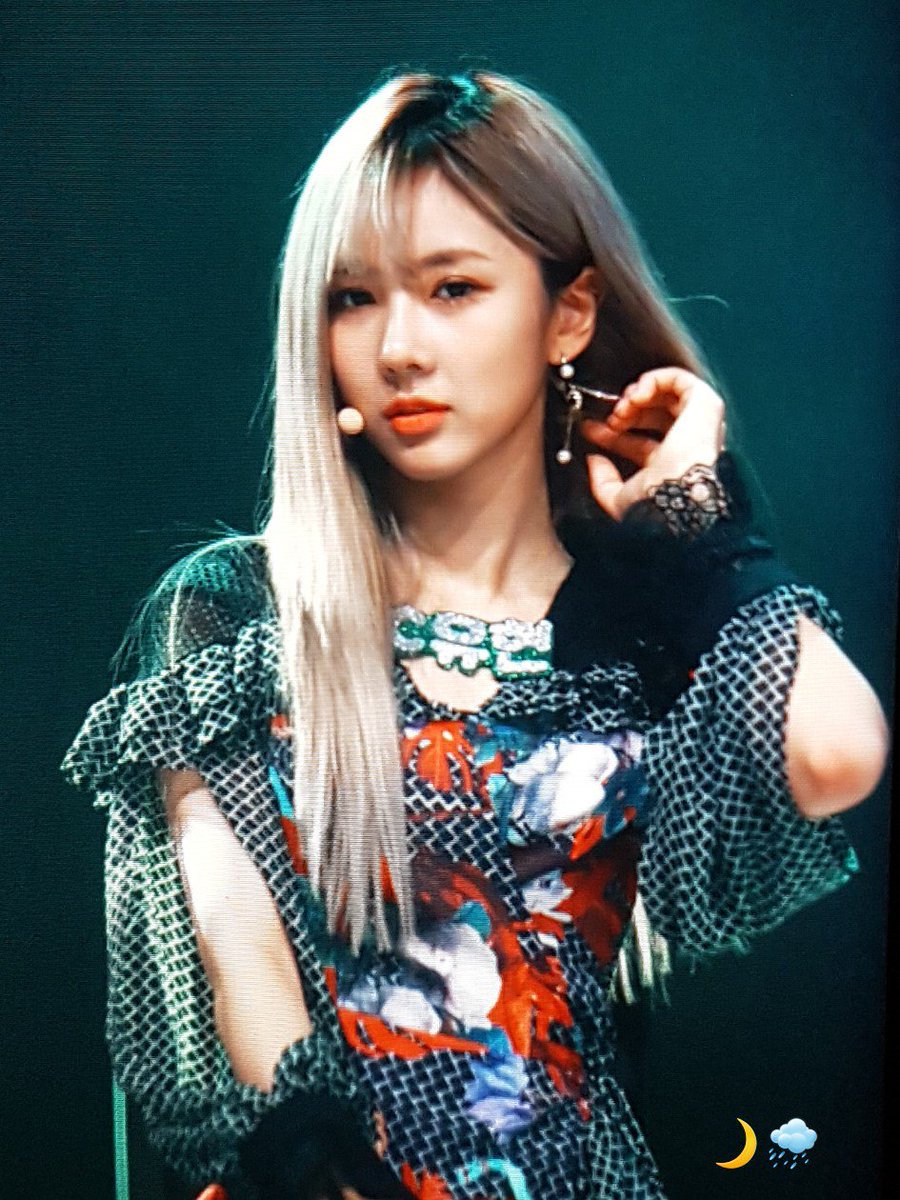 19970107com's tweet photo. 180722 골든카드를 찾아라 미니팬미팅

퀸유현.. 여왕님을 뵙사옵니다..🙇‍♀️🙇‍♀️

#드림캐쳐 #유현 #Dreamcatcher #YOOHYEON @hf_dreamcatcher https://t.co/3OnWAx7WGn