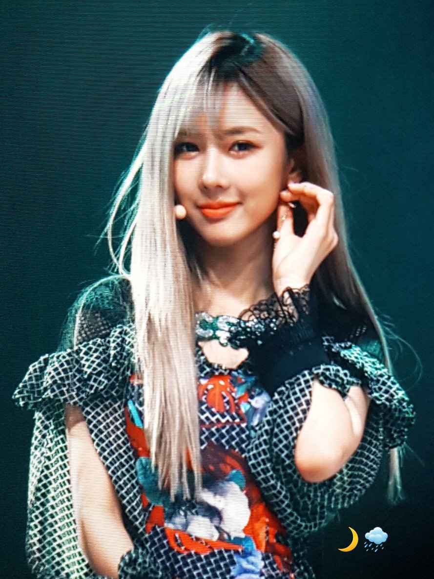 19970107com's tweet photo. 180722 골든카드를 찾아라 미니팬미팅

퀸유현.. 여왕님을 뵙사옵니다..🙇‍♀️🙇‍♀️

#드림캐쳐 #유현 #Dreamcatcher #YOOHYEON @hf_dreamcatcher https://t.co/3OnWAx7WGn