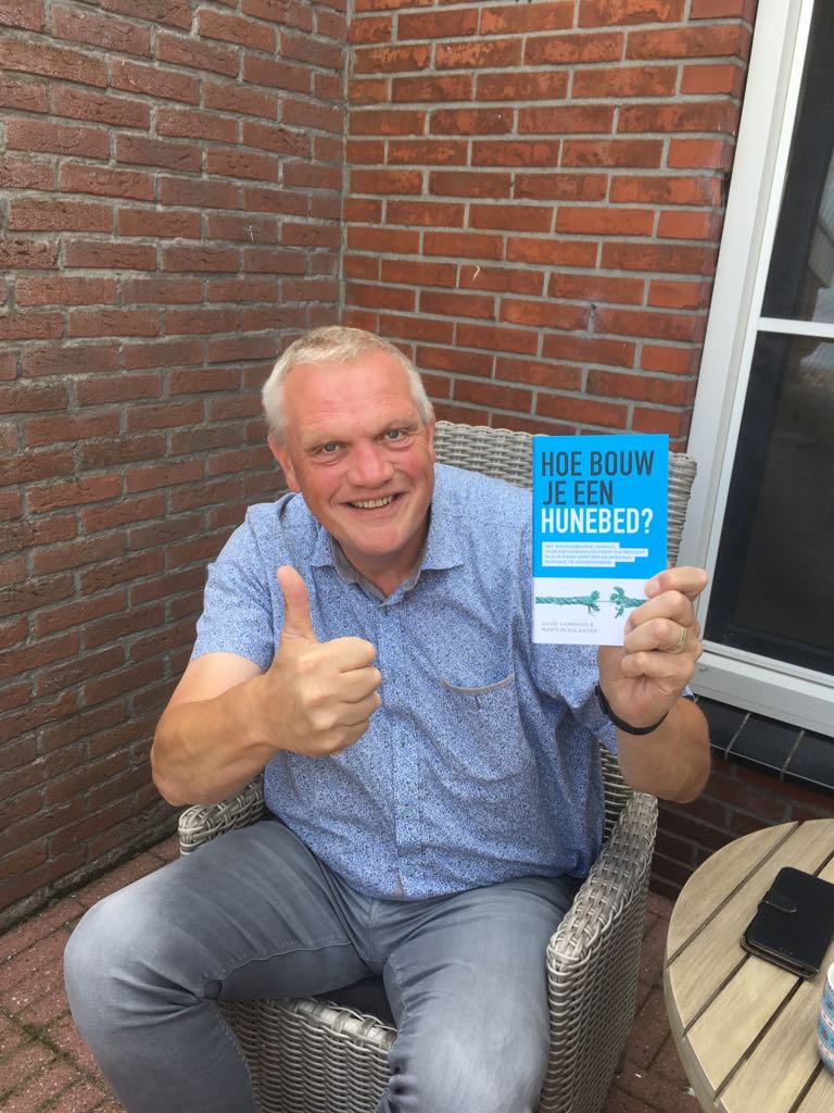 johannijmeijer2's tweet photo. Ook ik heb het boek " hoe bouw je een hunebed" ontvangen.
Leuk om na jaren het verhaal terug te lezen, je krijgt de herinneringen ook direct weer scherp in beeld. Een mooi project waar wij met velen aan gewerkt hebben. https://t.co/R8x78A3ii5