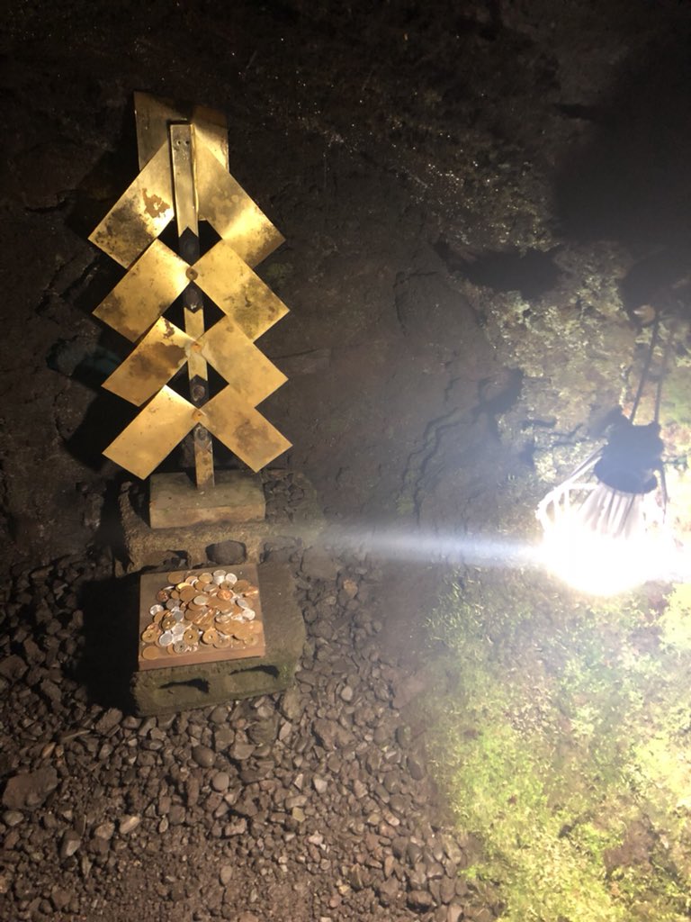 busgori's tweet photo. ワシ変わったお社あると聞いて甲斐国へお邪魔させて頂いたゴリ。
どうやら胎内樹型の洞窟があるみたいゴリね。。
母の胎内、父の胎内と金色に輝くものを発見！！
ここには、木花咲耶姫命が祀られているようだ。
懐かしい気分になる胎内だったゴリねw笑 https://t.co/vveGx0KegG