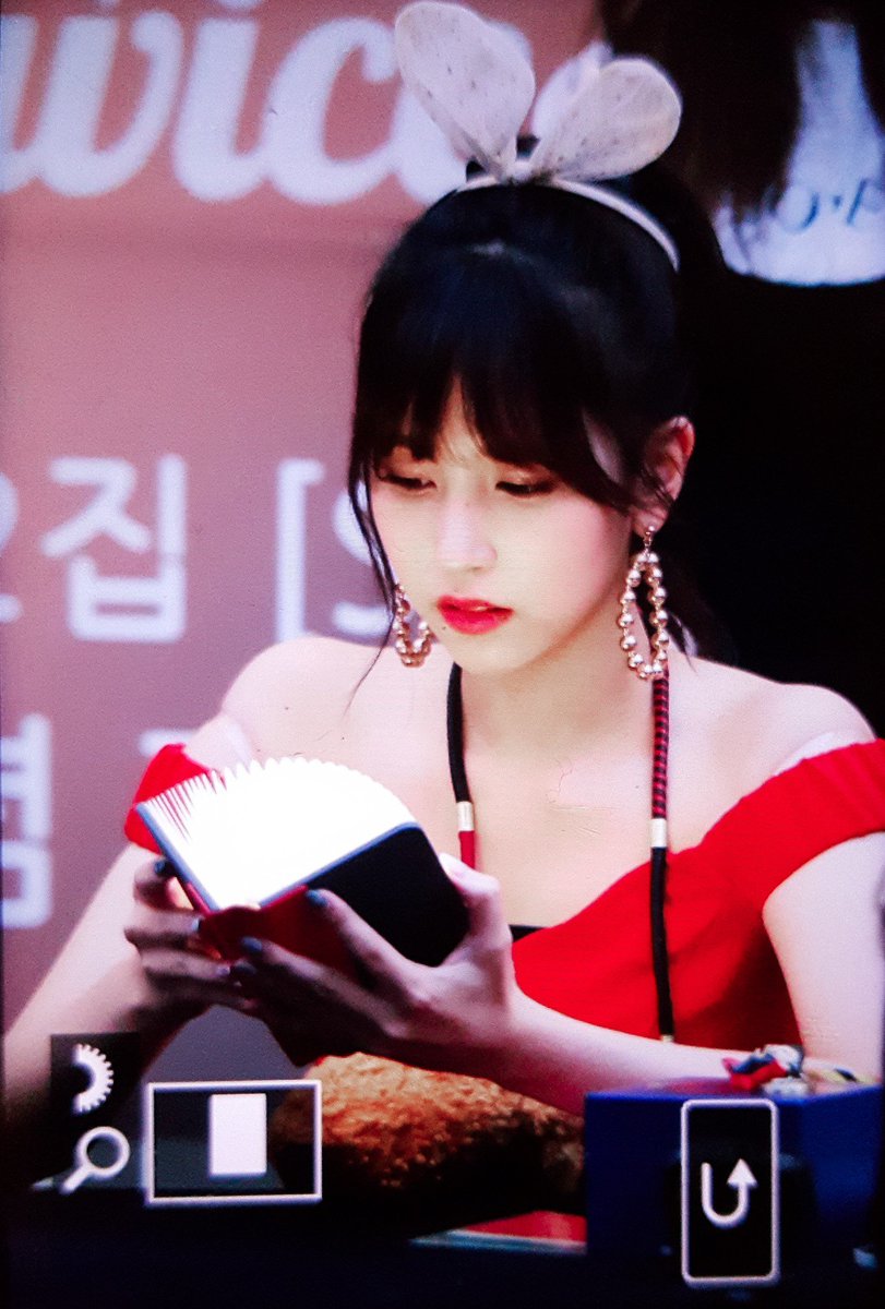 OLAM2324's tweet photo. 180722 하남 스타필드 팬싸인회 
#트와이스 #미나 #TWICE #MINA https://t.co/wSKkawZLsv