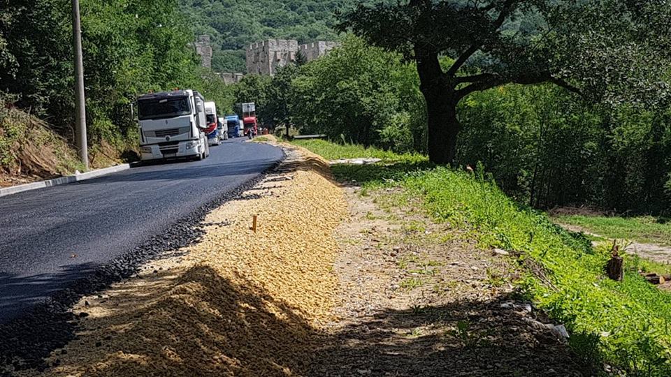 Већ 4 године расте сарадња фестивала Just out и општине Деспотовац, што је препознала и држава која је издвојила значајна средства за проширење пута, прављење новог паркинга и пешачке стазе до Манасије. #justout #despotovac #manifestacija #opština #turizam