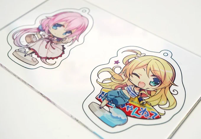 孤島アンケートで要望が多かった(個人的にも欲しかった)SDアクキーをこもわたさんに描き下ろしてもらって制作中です。画像はカット前のサンプルで、こすみが星型・ことはがハート型の変形ナスカンをつけて貰う予定。 