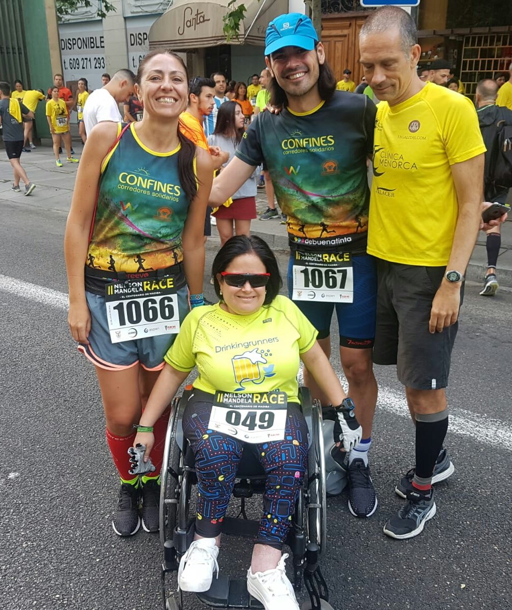 clubconfines's tweet photo. << SONRISAS Y SOLIDARIDAD SIN FIN >>
Nuestros #CorredoresSolidarios de nuevo han lucido nuestra filosofía por la Capital en II Nelson Mandela Race con gente muy especial.
¡ENORMES! ¡MUY ORGULLOSOS!
#ClubConfines #Running #Solidaridad #AyudandoMeAyudo #RunToHelp #GrandeTeamAzu https://t.co/uKCLqPEyXK