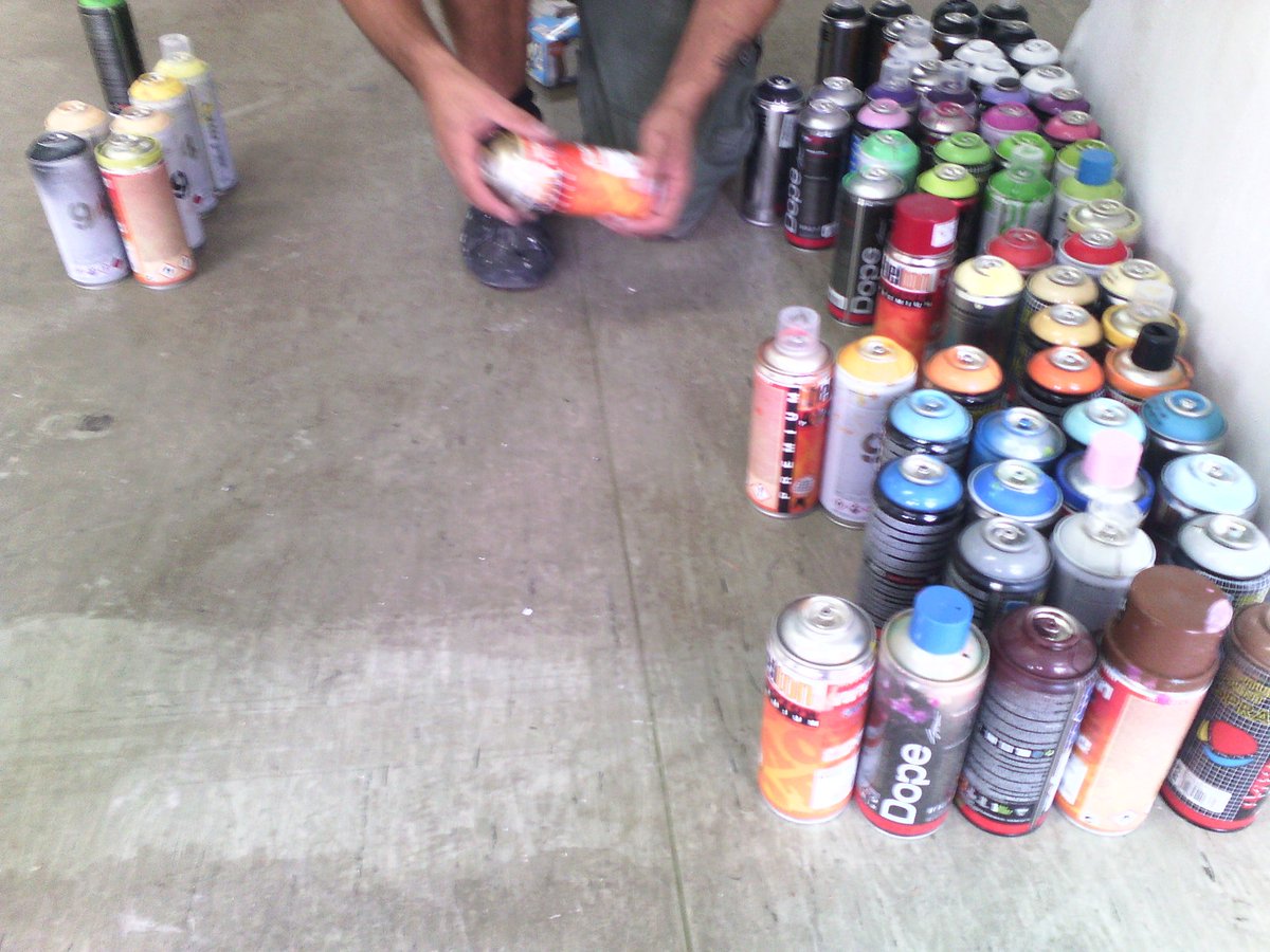 Graffiti-Workshop beginnt. Mal schauen welche Bilder so Entstehen werden. Spraypaint the world! #Bleistifthaus