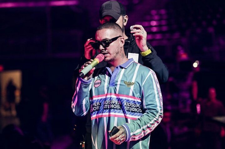 BalvinBR's tweet photo. 📸 • J Balvin durante ensaio para o Premios Juventud https://t.co/3NmROe0p2m
