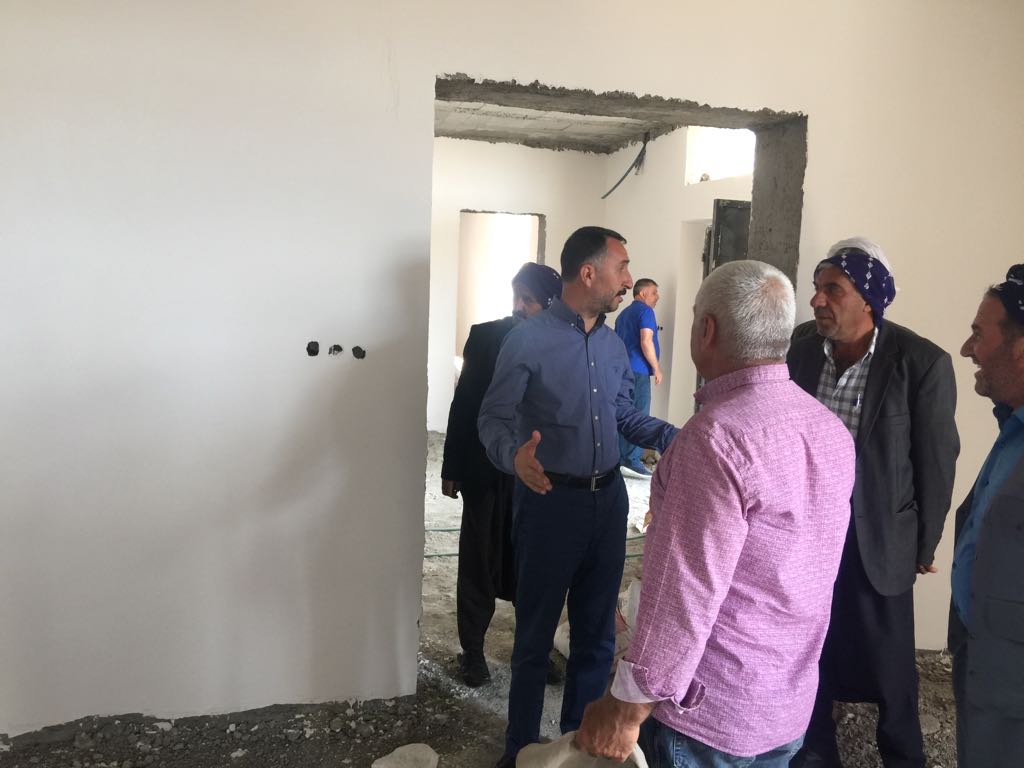 Siverekbld's tweet photo. Belediyemizin Gedik mahallesinde yapımına devam ettiği çok amaçlı hizmet evinde incelemelerde bulunan Başkan @ResulYilmaz63, ilgililerden çalışmaların son durumu hakkında bilgi alarak mahalle sakinleriyle kısa bir süre sohbet etti.
@RT_Erdogan @erolkaya_ist @nihatcftc https://t.co/mwRaVSe961
