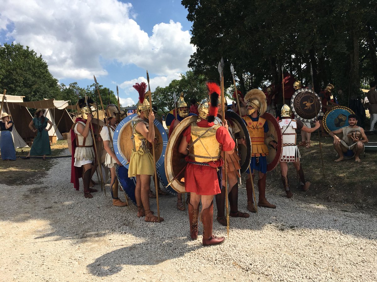 Au @Fort_Montbazon, reconstitution historique avec démonstration de combat à l’époque des Grecs <a href="/LesHistoriques/">LesHistoriques</a>. Avant le combat mêlée, les combattants forment la phalange, formation serrée où chaque combattant protège avec sa lance son voisin. #Leshistoriques2018
