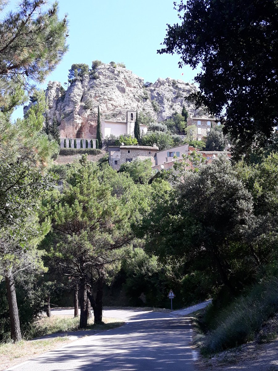 GRasschaert's tweet photo. #beautiful #biking tour in the #shadow of #ventoux https://t.co/CczW9vOYGp