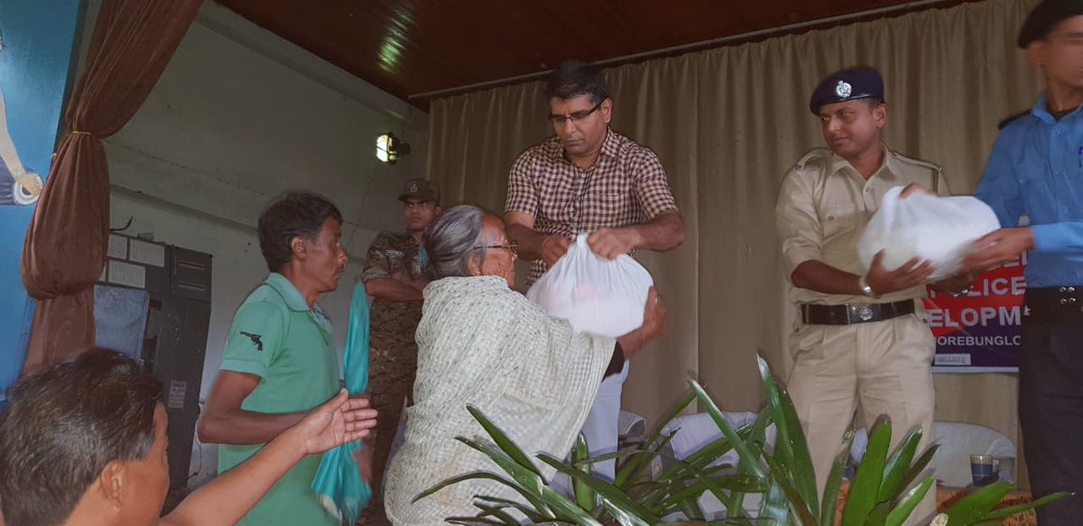 darjilingpolice's tweet photo. As part of Community Development Program of #DarjeelingDistrictPolice SP Darjeeling distributed relief materials to labourers of closed tea gardens in Kalej Valley TE and Dootrea TE in Darjeeling.
@WBPolice @MamataOfficial https://t.co/EmuNIwQKcY