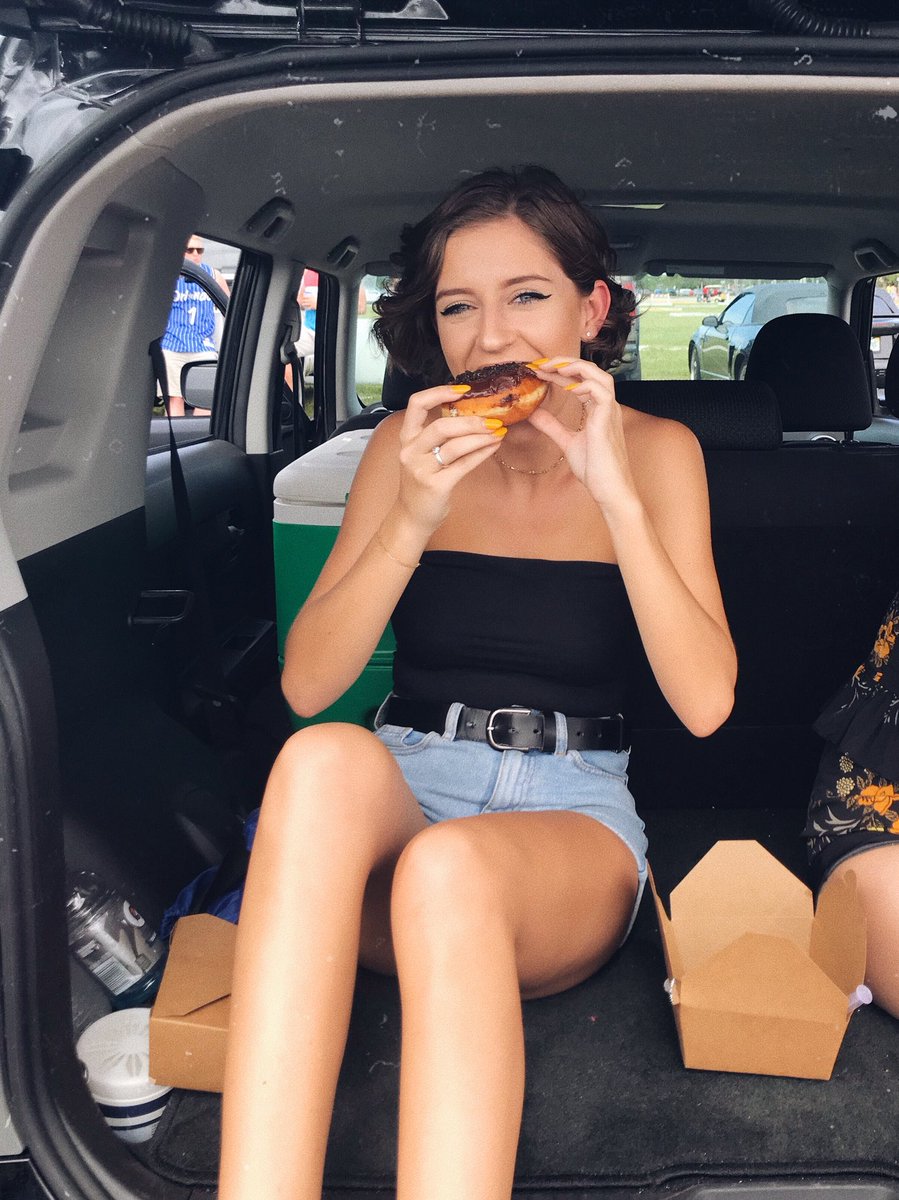 Kaylene_Vezina's tweet photo. Donuts are a girl’s best friend🍩💛 https://t.co/48NLjsiIXA