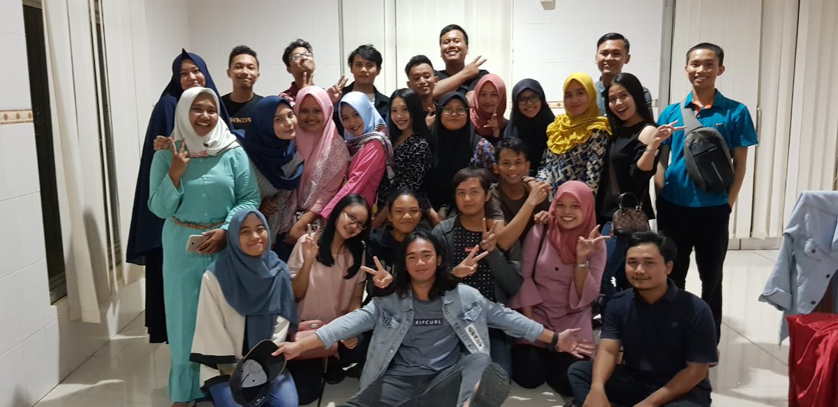 SOMMC13's tweet photo. Sisa kemarin nih~
Keliatan yang narsis siapa ya? Yang selalu ada di foto~~ https://t.co/oTemsyCMOn