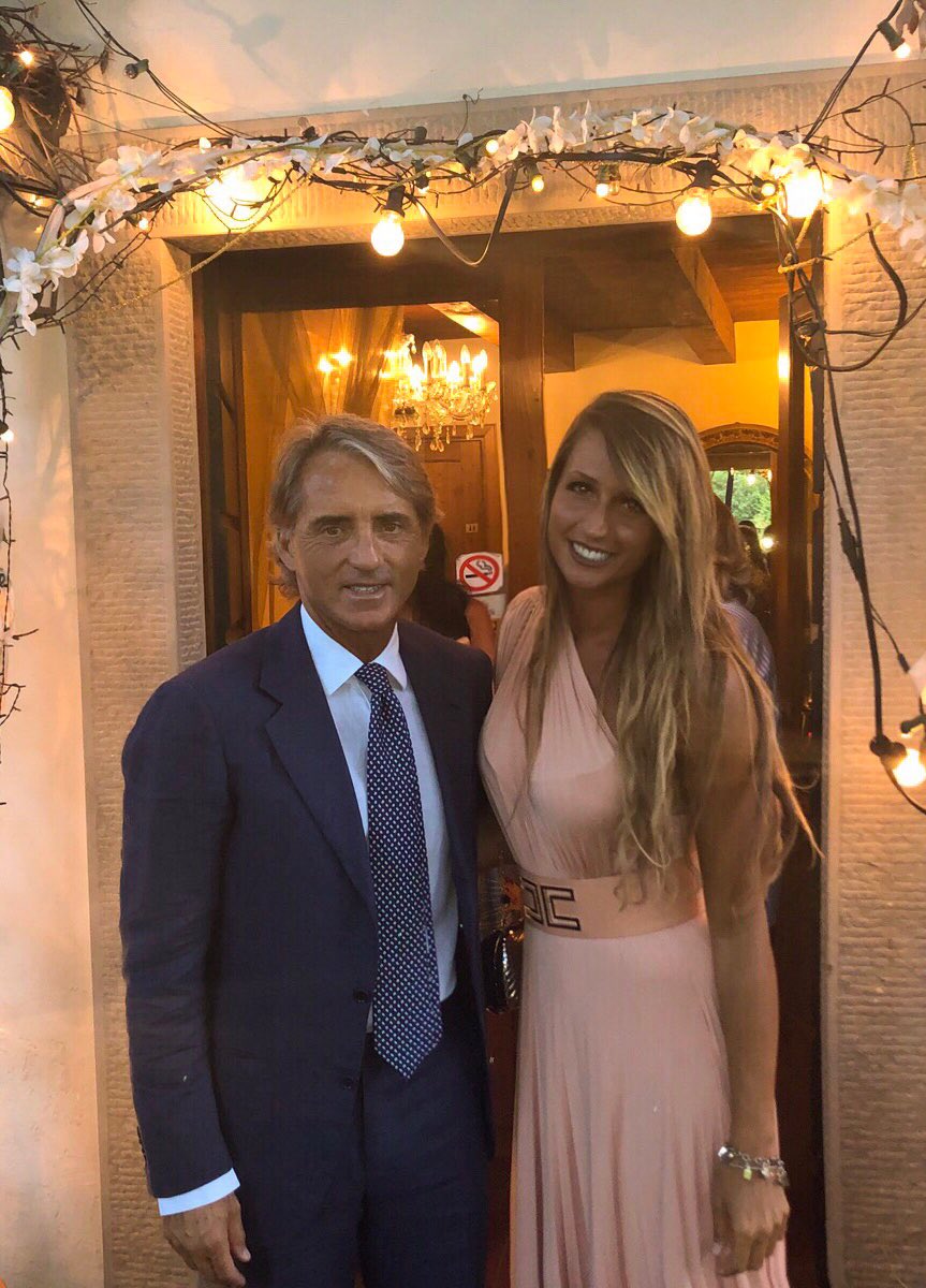 kinderbuenow's tweet photo. È stato un onore poter esser stata premiata insieme al CT della Nazionale Italiana!😍🏆 Con Roberto Mancini  “22a Edizione Santa Sofia” Premio Nazionale “Sportilia” Coni FIGC Luglio 2018 https://t.co/AwFtFZQsK9