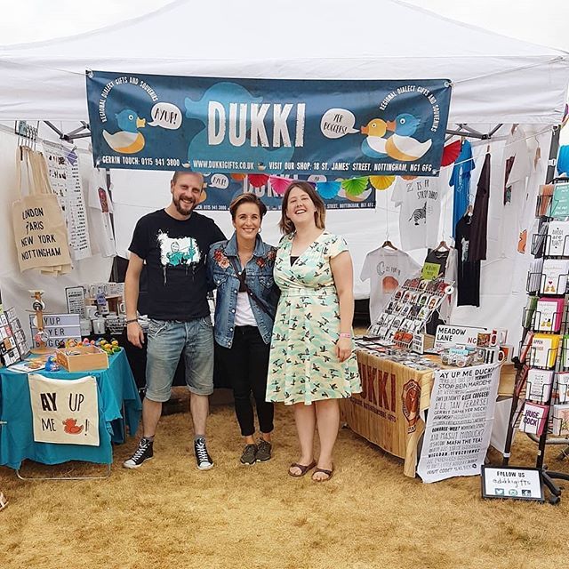 StJamesIndies's tweet photo. @dukkigifts only went and met @vicky.mcclure at @splendourfest!
.
Regrann from @dukkigifts -  AYUP, our Vickeh! This is a prime example of how not ter pose ferra photo, yer can tell @vicky.mcclure is a professional at it, unlike us daft boggers! 😂
Lo… https://t.co/jdHWgiYe2f https://t.co/1CZxJcHyE3