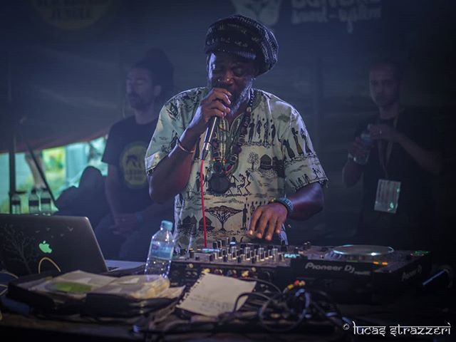 LucasWiseUp's tweet photo. Jonah Dan on Blackboard Jungle Sound System at Dub Camp Festival 2018.
#jahmandan #jonahdan #dubcamp #dubcampfestival #dubcampfestival2018 #dub #dublife #dubmusic #soundsystem #soundsystemculture #rootsreggae #rootsreggaemusic #dubwise #songkick #bandis… https://t.co/JzH5I39TAq https://t.co/SHNPMJYPV9