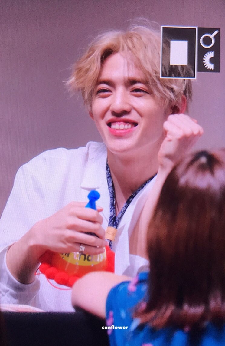 sunflower9588's tweet photo. 180722 팬사인회
너무 귀여워😭💕💕💕

#SEVENTEEN #SCOUPS 
#세븐틴 #에스쿱스 https://t.co/UbaFpIk2k5