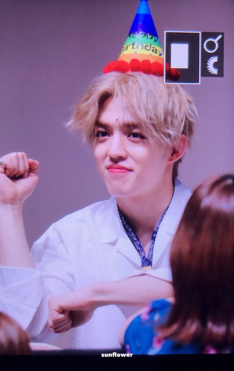 sunflower9588's tweet photo. 180722 팬사인회
너무 귀여워😭💕💕💕

#SEVENTEEN #SCOUPS 
#세븐틴 #에스쿱스 https://t.co/UbaFpIk2k5