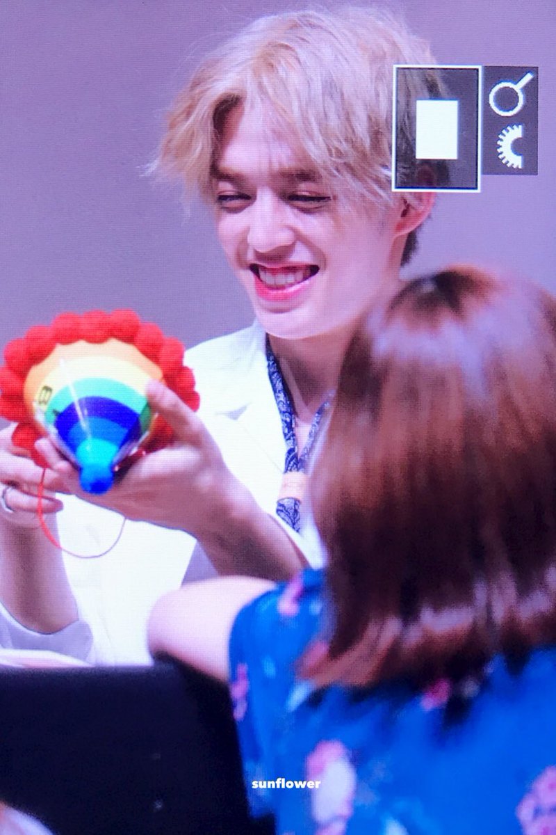 sunflower9588's tweet photo. 180722 팬사인회
너무 귀여워😭💕💕💕

#SEVENTEEN #SCOUPS 
#세븐틴 #에스쿱스 https://t.co/UbaFpIk2k5