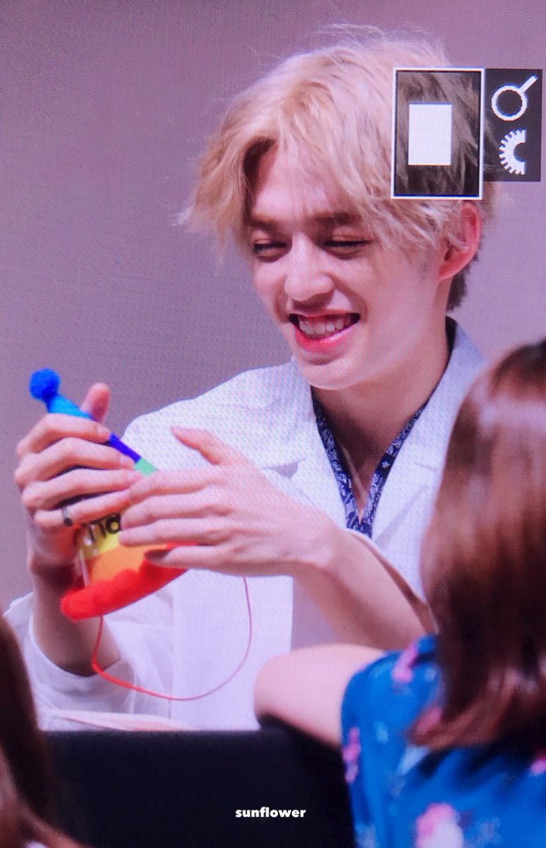 sunflower9588's tweet photo. 180722 팬사인회
너무 귀여워😭💕💕💕

#SEVENTEEN #SCOUPS 
#세븐틴 #에스쿱스 https://t.co/UbaFpIk2k5