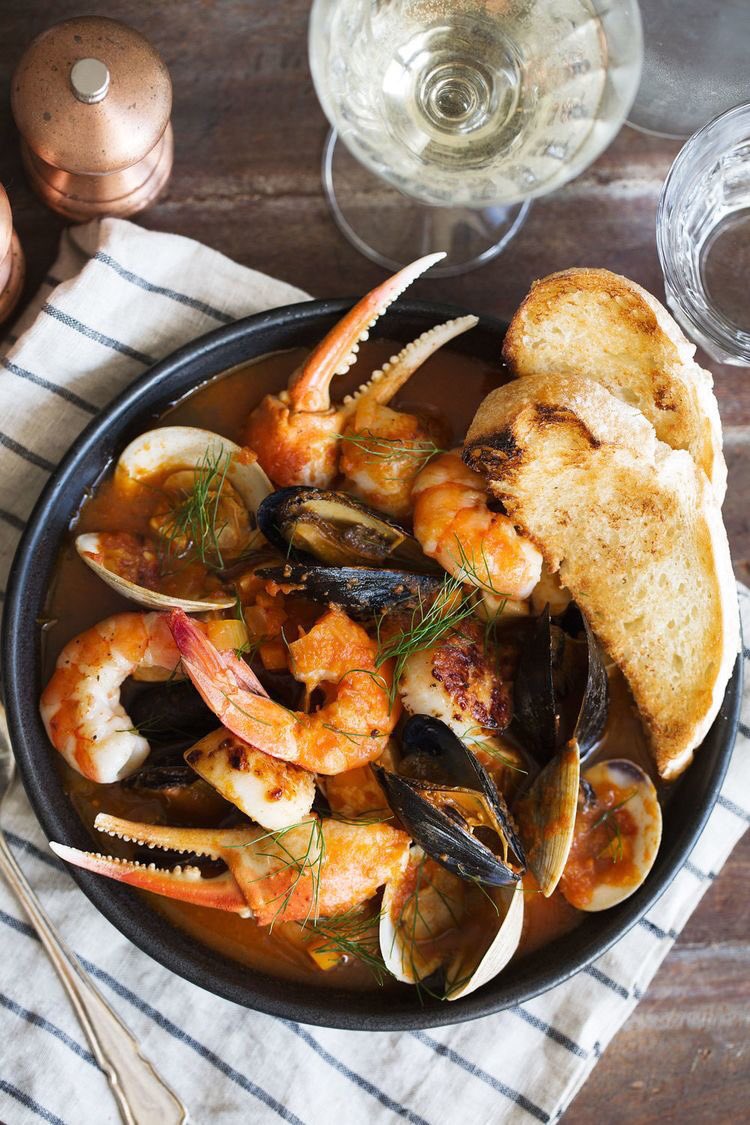 Beautyjasaikai's tweet photo. Cioppino ー is a fish stew originating in San Francisco, California. It is an Italian-American dish and related to regional fish soups and stews of Italian cuisine.
Main ingredients: Seafood (Dungeness crab, clams, shrimp, scallops, squid, mussels), fish, tomatoes, wine #Becook https://t.co/FoNuJBqmT1