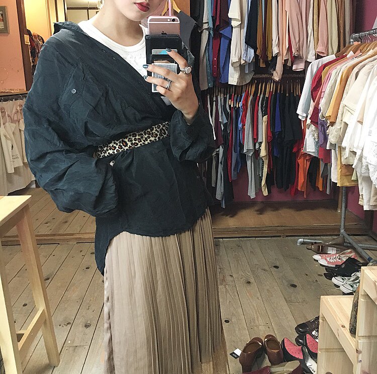 spia_s___ae's tweet photo. new 🐆🐆♡
《 シルクシャツ 》入荷！

中にキャミをレイヤード
させたり、ベルトを上から巻いたり、
ビスチェ風にして着たり…！
着方次第で楽しめるitemです。
是非店頭でご覧ください！

#spia #中崎町 #レディース
#古着屋 #古着 #used #シルクシャツ https://t.co/Dm7cIKj1oh