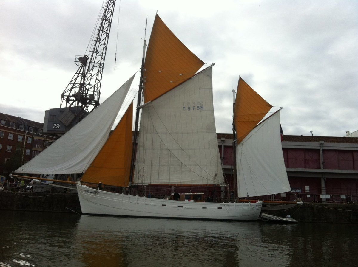 BCSRnewsfeed's tweet photo. Not your average Sunday #SundayMorningAction #Bristol #Harbourfest Taking in the sites of Sunday Morning #rowingkeepsyougoing https://t.co/HSCnMcgbhn