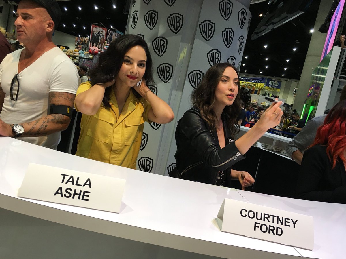 milianniaoniks's tweet photo. Котаны (3)
#LegendsOfTomorrow #LegendsOfTomorrowSDCC https://t.co/L297h3OcHF
