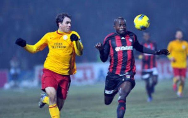 Dany Nounkeu Galatasaray'da !
Danny Achille Nounkeu yeni sezonda Galatasaray adına mücadele edecek. Savunmada oynayan Danny için kırmızı-siyahlı kulübe 3.3 milyon euro bonservis bedeli ödenirken, Kamerunlu oyuncuya yıllık 1 milyon euro ödenecek. (08.06.2012)