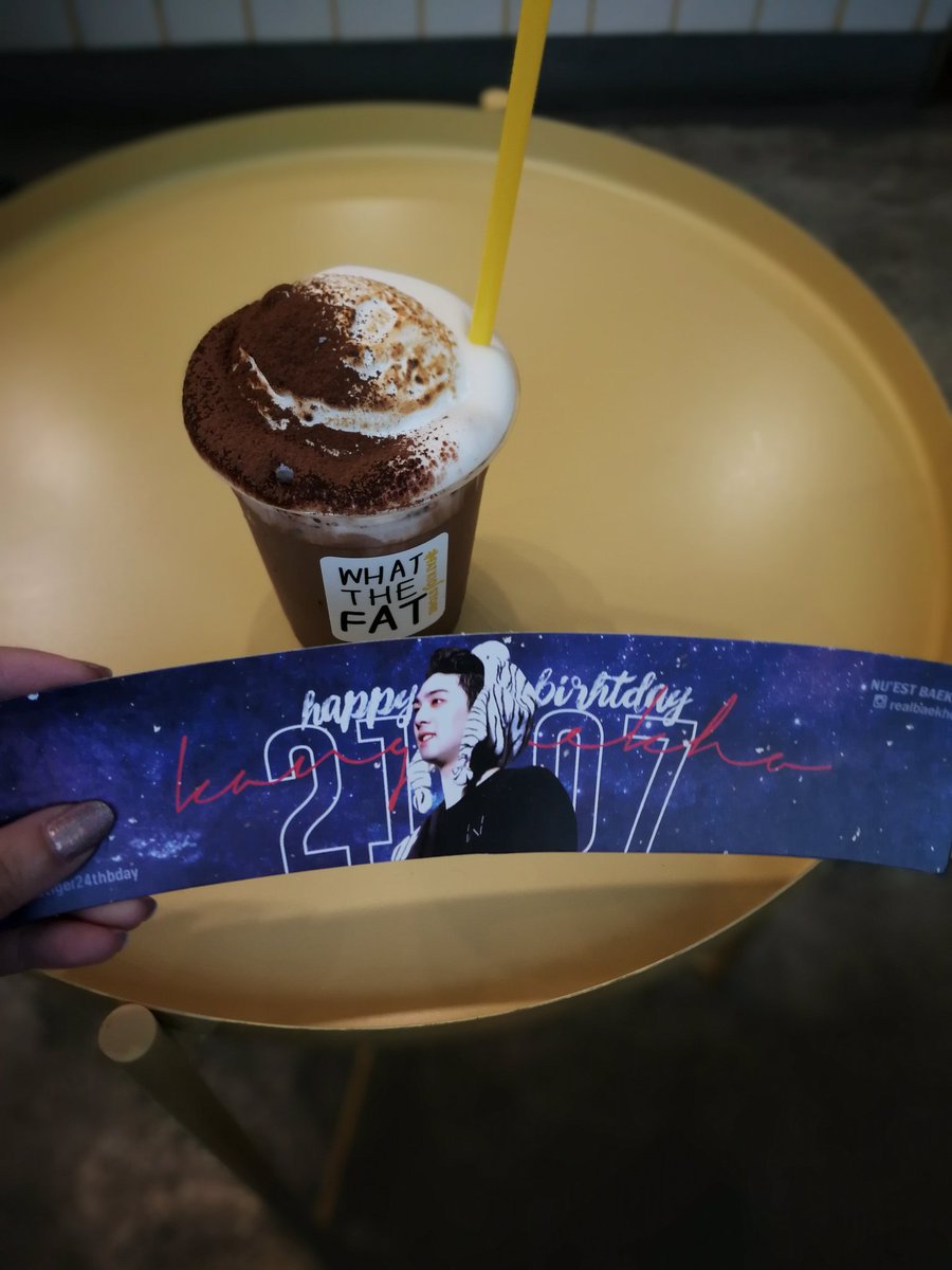 IN7218G's tweet photo. มารับ cup sleeve พี่ดงโฮ #whitetiger24thbday ที่ร้าน fat kid store อยู่สยามซอย 5 ตรง sq1 ค่ะ พนักงานบอกว่าคนไม่ค่อยมาที่นี่เท่าไหร่ อาจจะยังไม่รู้กัน และให้ดงฮันกับจีฮุนที่ยังมีอยู่แถมมาให้ด้วย ส่วนรสชาติโกโก้ก็อร่อยเลยค่ะ เราสั่งซิกเนเจอร์ที่เป็นมาชเมลโล่ค่ะ https://t.co/ubMGKd5JL9