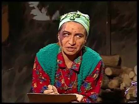 ve o anda mükremin kapıda belirdi.
aman allahım, bir insan ancak bu kadar kapıda belirebilirdi...