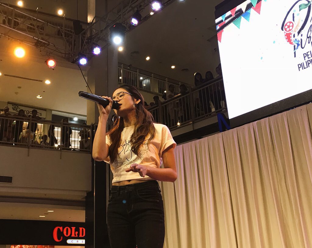 DEVONline_SQUAD's tweet photo. @devonseron17 ROCKS Marquee Mall during #PPP2018MallTour today!
#BakwitBoys
#DEVONasROSE
@TeamDEVONairs
@devonsupporter
@FDCP_PPP
© @prodsthatmatter https://t.co/pWjRvqyy8r