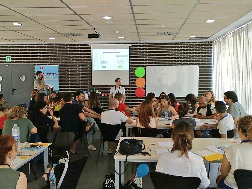 profedeele's tweet photo. Hablando de cómo dignificar y revalorizar nuestra profesión (#cambiemosele) en el III Encuentro ProfedeELE #profedeele18 y hemos citado @ProfesionELE 👈 https://t.co/rDhtcdTWQ3