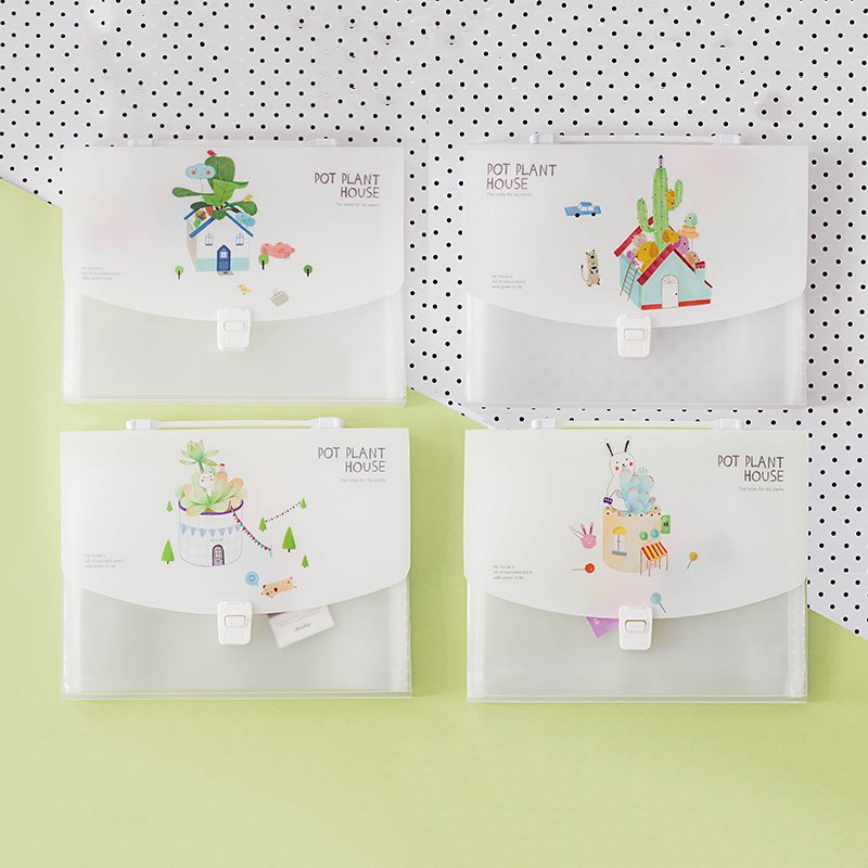 eymhouse's tweet image. #EYMhouse Pot Plant House Plastic Folder Briefcase
Rp 84,000

Simpan semua kebutuhan kerja atau kuliahmu di dalam folder koper ini. Dengan desain rumah tumbuh-tumbuhan kaktus dan sukulen dengan binatang yang lucu, di dalamnya bisa kamu temukan 12 slot yang bisa kamu gunakan untuk