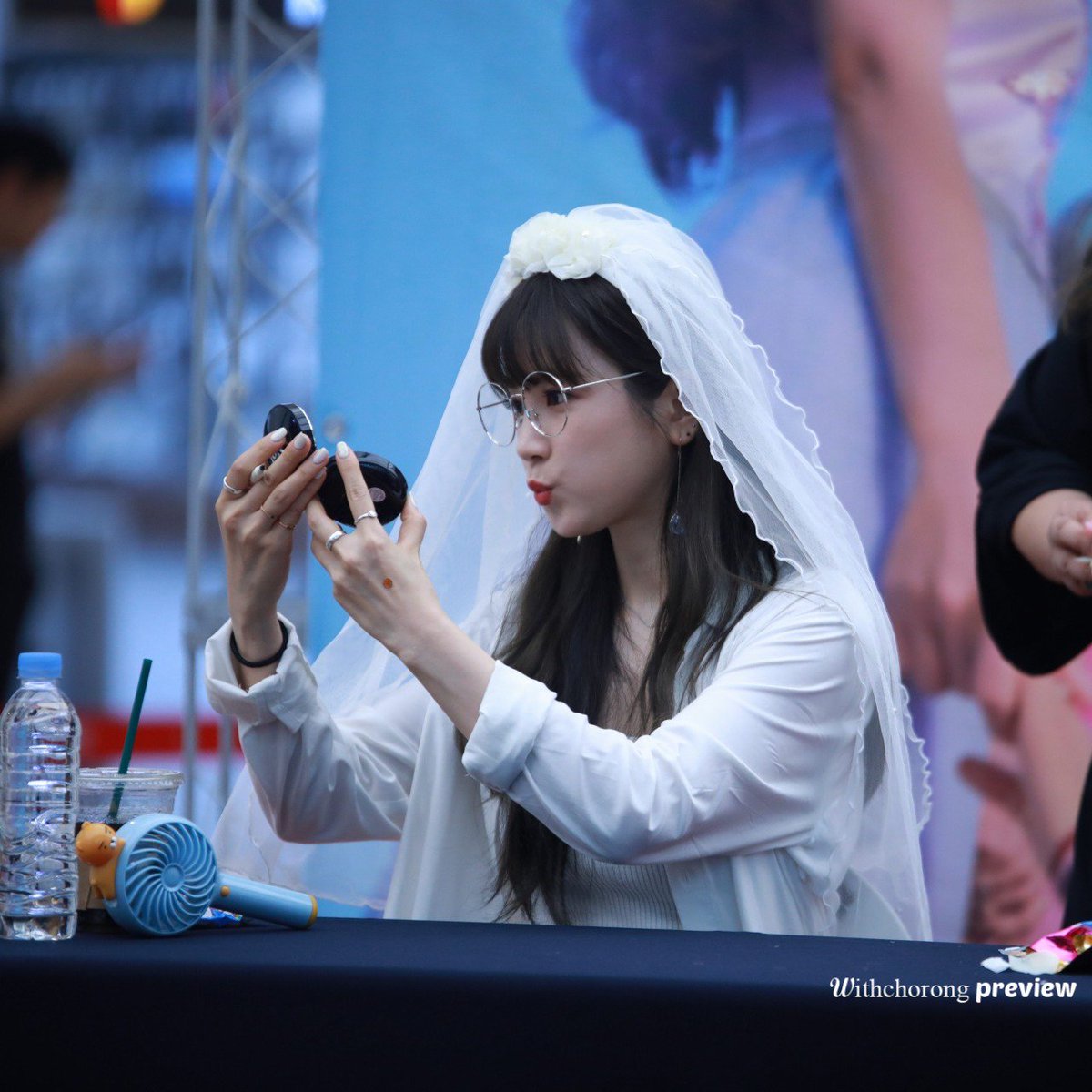 withchorong's tweet photo. 180722 스타필드 코엑스점 팬싸인회 초롱(@Apinkpcr) 직찍 프리뷰 1.
면사포 쓴 초롱님
절대 결혼은 안되요 ㅠㅠㅠ
1일 1옆선 찬양 ㅠㅠㅠㅠㅠ
옆선이 화보같은건 저만 그런가요 ㅠㅠㅠㅠ 웁니다 ㅠㅠㅠㅠ https://t.co/2QrRjIljCl