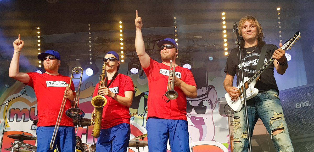 "Me ollaan täällä jossai, musta välitetä ei." Ei muulla väliä, kuha on #Popeda. <a href="/CostiPopeda/">Costi Hautamäki</a> #lokalahti #karjurock #pitkäkuumakesä