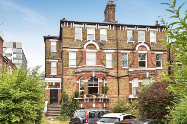 rightmove.co.uk/property-for-s… 2 bed flat for sale with views of Walpole Park #KFH #London #Londonproperty #ealing #W5 #Walpolepark