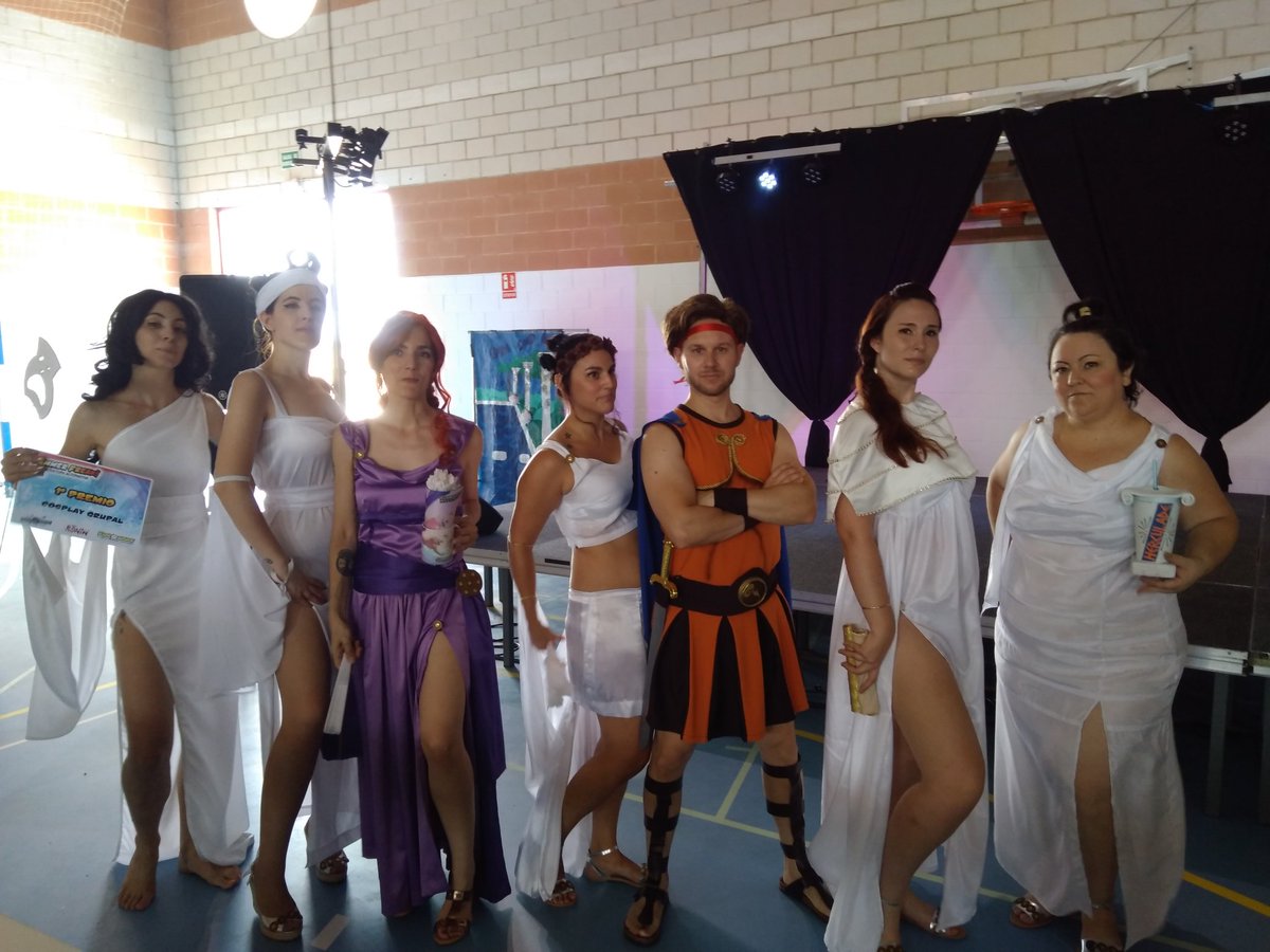 asoronin's tweet photo. ¡Y el oro de lo lleva Hércules! El héroe de héroes junto a sus musas y Megara #summerfreak #cosplaygrupal https://t.co/w1RpkUVVVu