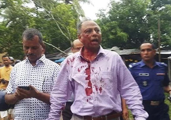 KMNzmL's tweet photo. Inside court, in full awareness of #Bangladeshi #police, Amar Desh acting Editor Mahmudur Rahman was hurt in an attack launched allegedly by ruling party leaders and activist. @BBCWorld @CNN @AJEnglish @AP @WSJ @Reuters @EconAsia @VOANews @StateDept https://t.co/CSoFAhuIb3