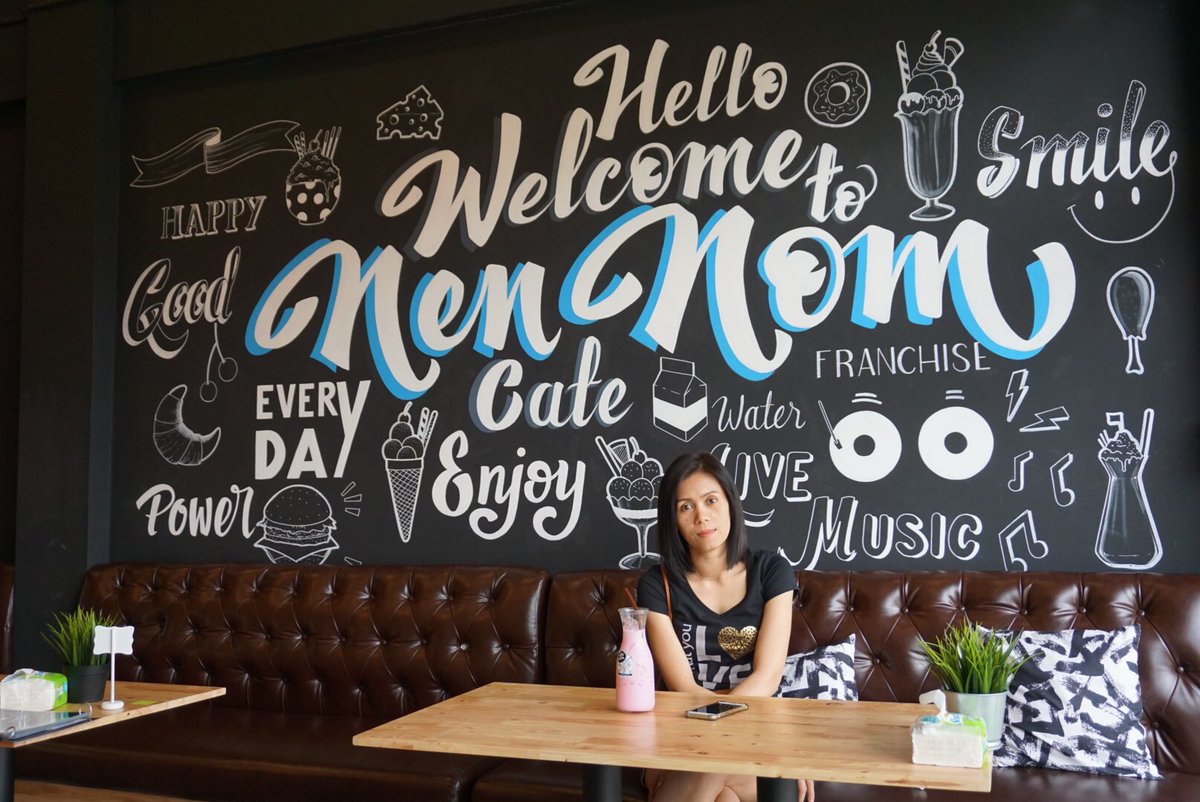 Kiattisak_Bizz's tweet photo. “ nen nom cafe’ “_บางบัวทอง ร้านนมเล็กๆ..ผนังเพ้นท์รูปน���ารัก..ทำให้นั่งดูแล้วเพลิน เมนู..ตามชื่อร้านเลย “เน้นนม” ..มีสารพัดนม ขนมปังปิ้ง..หลากหลายหน้า.. @aroii #อร่อยไปเเดก #อร่อยบอกต่อ #รีวิวคาเฟ่ @PatsyMeaw https://t.co/vZNUGJpgVa