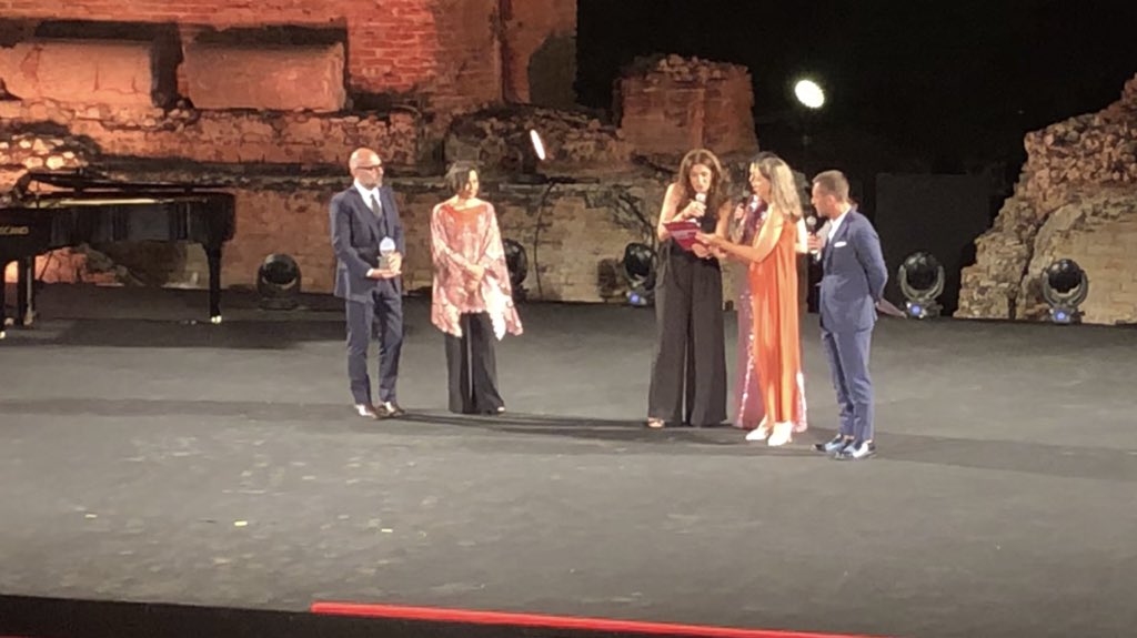 OrdineCT's tweet photo. #taoawards2018 Premiati F.Laviani e P.Piu dalla Vice Presidente del CNAPPC L.Cannarella e dalla Presidente della Fondazione V. Leone durante la serata dei TaoAwards al Teatro Greco di Taormina. https://t.co/1lXL9VSX2i